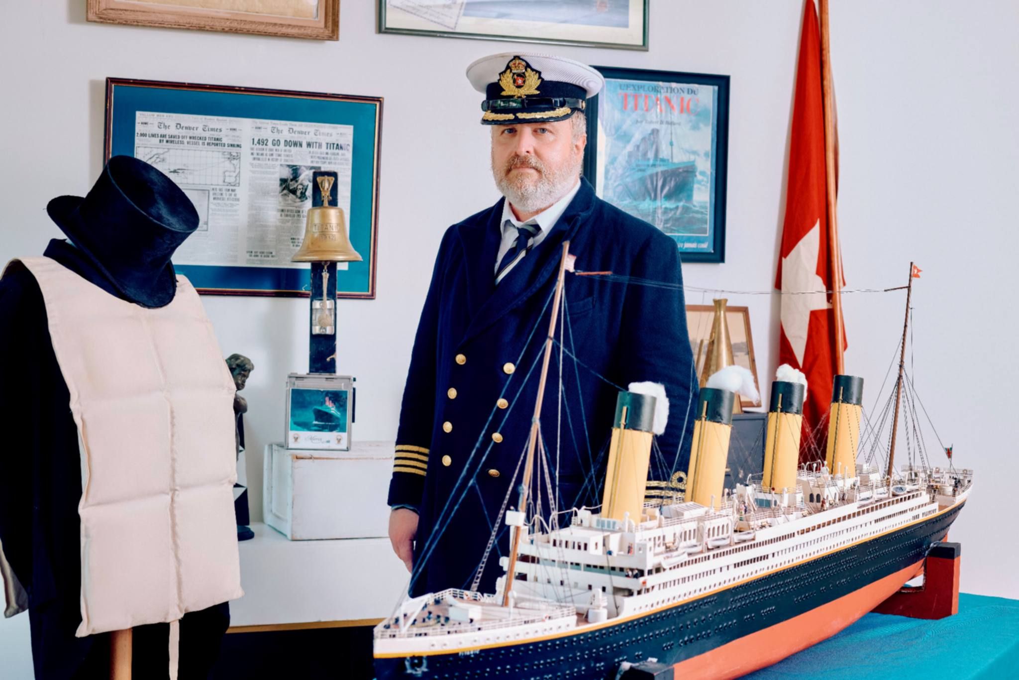 Le capitaine et la maquette du Titanic
